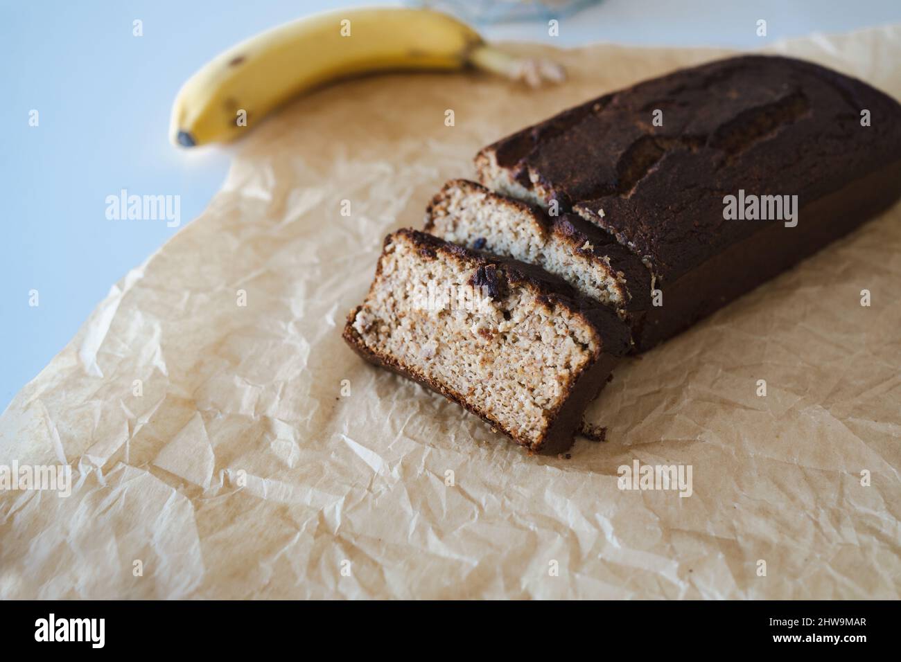 pain à la banane sur la table avec du papier Banque D'Images