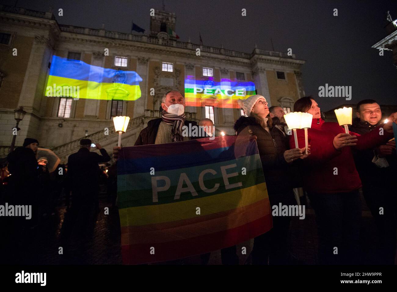 Rome, Italie. 04th mars 2022. Veillée aux chandelles sur la Piazza del Campidoglio, hôtel de ville de Rome. Cette vigile a été organisée par le maire de Rome, Roberto Gualtieri, et soutenue par plusieurs autres maires italiens pour montrer leur soutien et leur solidarité au peuple ukrainien et pour appeler à une paix immédiate en Ukraine. La guerre contre l'Ukraine - et l'invasion russe qui en a résulté - a été déclarée tôt le matin du 24th février par le Président de la Fédération de Russie, Vladimir Poutine. Banque D'Images