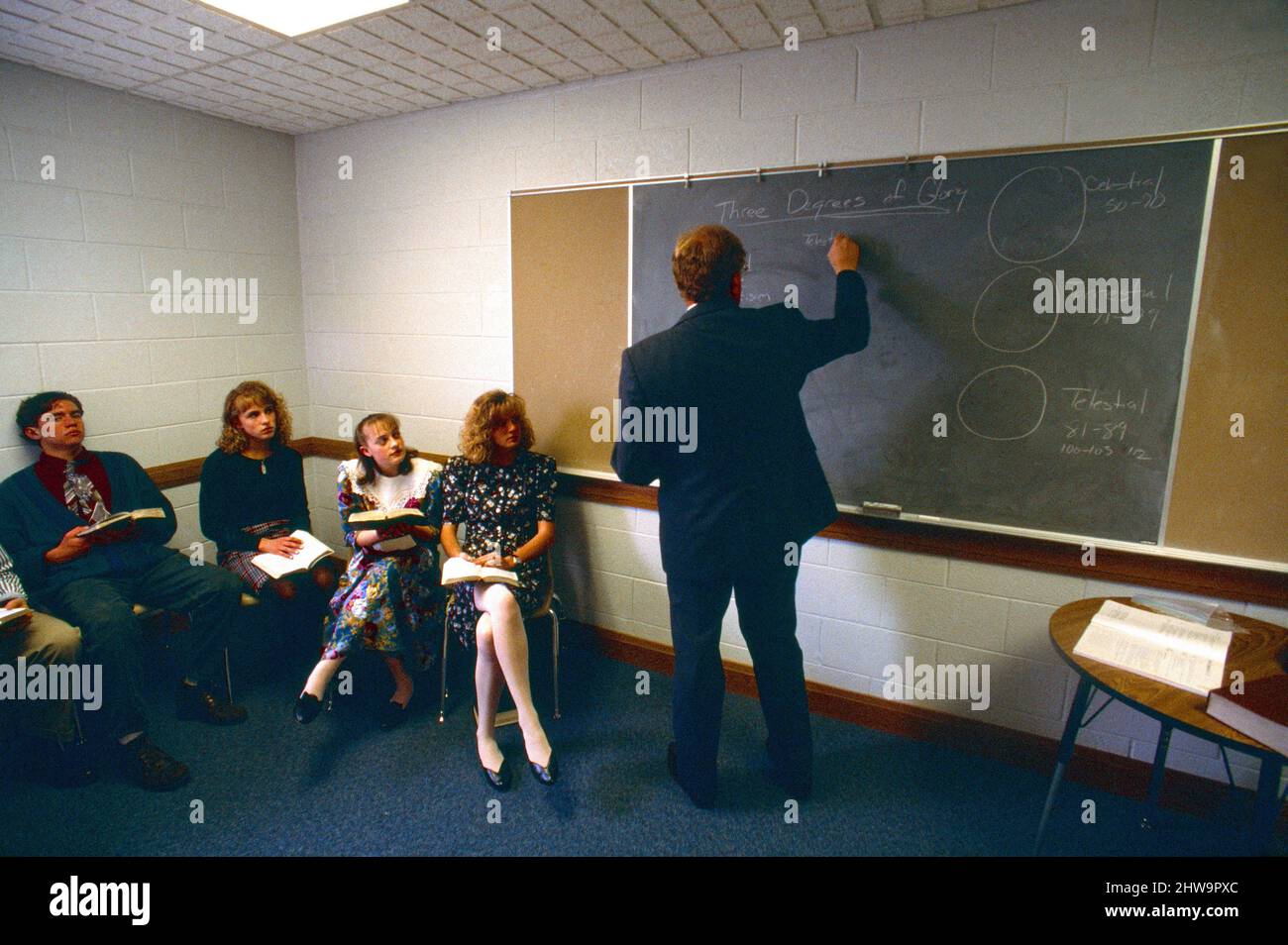 Salt Lake City Utah USA Mormon enseignant écrivant sur Blackboard en classe biblique Banque D'Images