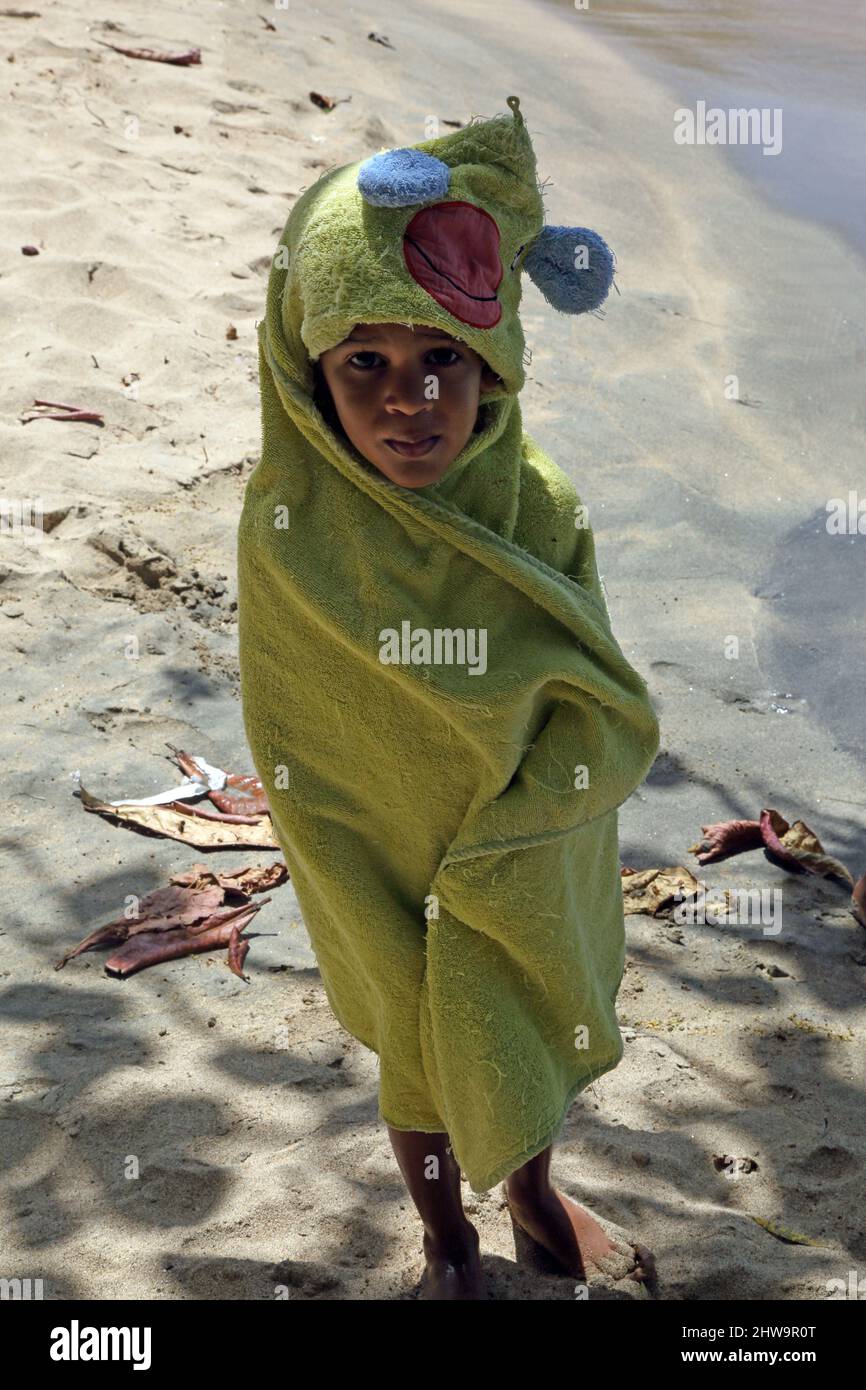 Prickly Bay Grenade l'anse aux Epines Beach local Boy enveloppé uup dans une serviette Banque D'Images