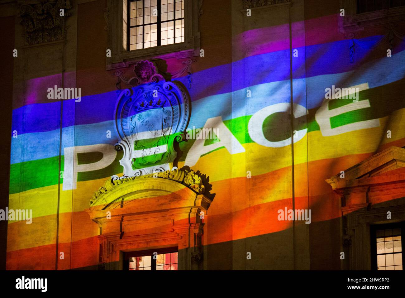 Rome, Italie. 04th mars 2022. Projection du drapeau de la paix à l'hôtel de ville de Rome Campidoglio. Veillée aux chandelles sur la Piazza del Campidoglio, hôtel de ville de Rome. Cette vigile a été organisée par le maire de Rome, Roberto Gualtieri, et soutenue par plusieurs autres maires italiens pour montrer leur soutien et leur solidarité au peuple ukrainien et pour appeler à une paix immédiate en Ukraine. La guerre contre l'Ukraine - et l'invasion russe qui en a résulté - a été déclarée tôt le matin du 24th février par le Président de la Fédération de Russie, Vladimir Poutine. Banque D'Images