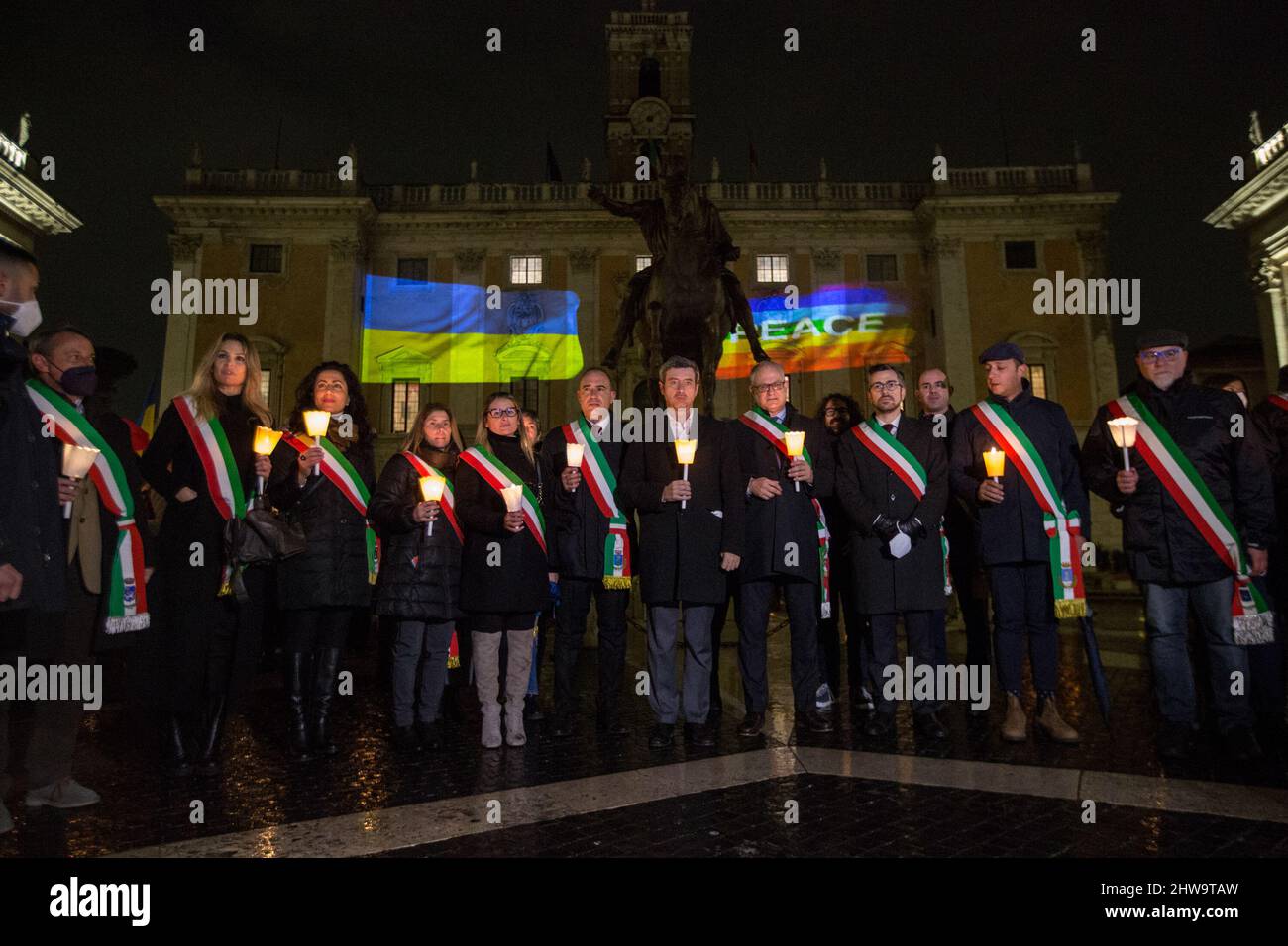 Rome, Italie. 04th mars 2022. Représentant des maires italiens à la veillée aux chandelles sur la Piazza del Campidoglio, hôtel de ville de Rome. Cette vigile a été organisée par le maire de Rome, Roberto Gualtieri, et soutenue par plusieurs autres maires italiens pour montrer leur soutien et leur solidarité au peuple ukrainien et pour appeler à une paix immédiate en Ukraine. La guerre contre l'Ukraine - et l'invasion russe qui en a résulté - a été déclarée tôt le matin du 24th février par le Président de la Fédération de Russie, Vladimir Poutine. Banque D'Images