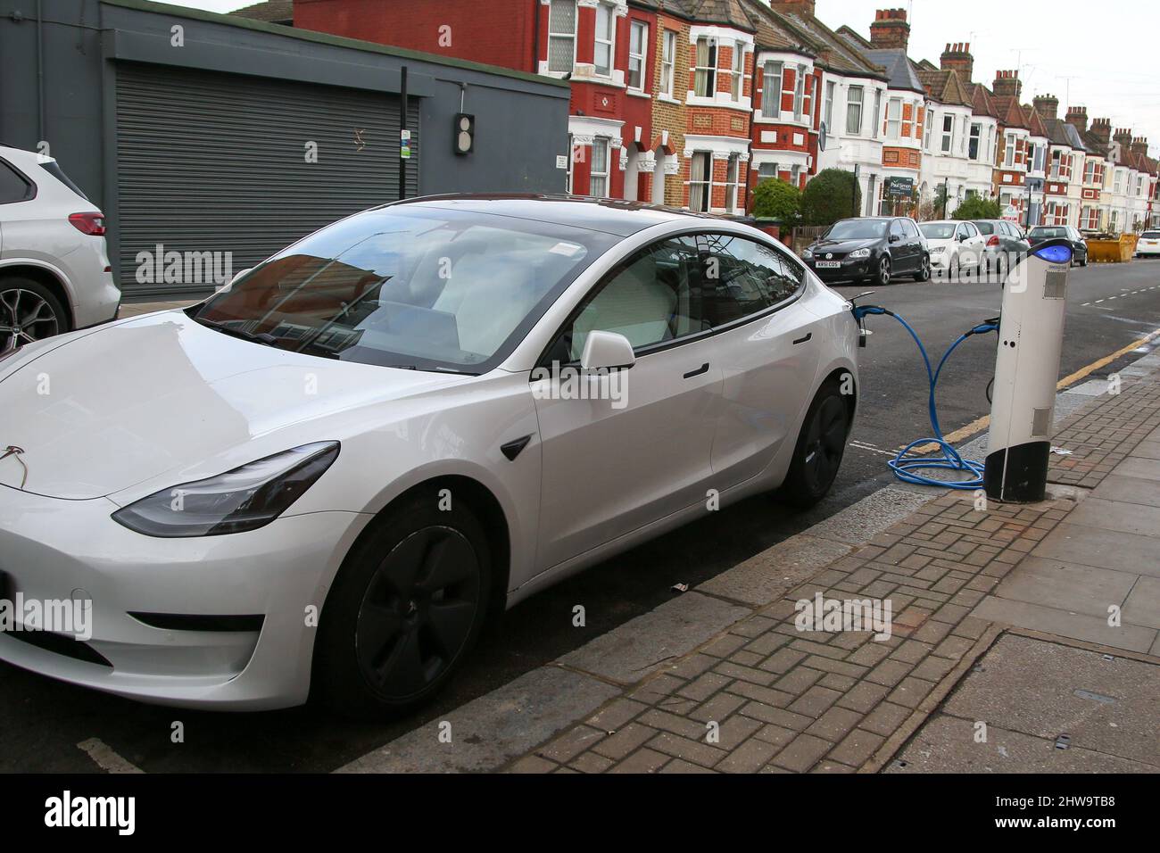 Londres, Royaume-Uni. 3rd mars 2022. Une voiture électrique Tesla utilisant  un point de charge EV à Londres. Selon le groupe de consommateurs qui?, 31%  des propriétaires de voitures électriques ont signalé des