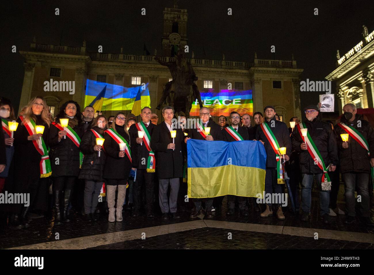 Rome, Italie. 04th mars 2022. Représentant des maires italiens à la veillée aux chandelles sur la Piazza del Campidoglio, hôtel de ville de Rome. Cette vigile a été organisée par le maire de Rome, Roberto Gualtieri, et soutenue par plusieurs autres maires italiens pour montrer leur soutien et leur solidarité au peuple ukrainien et pour appeler à une paix immédiate en Ukraine. La guerre contre l'Ukraine - et l'invasion russe qui en a résulté - a été déclarée tôt le matin du 24th février par le Président de la Fédération de Russie, Vladimir Poutine. Banque D'Images