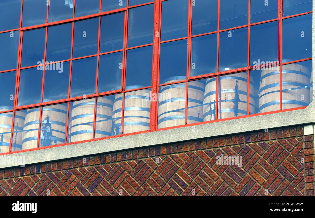 La distillerie de Memphis est située dans un ancien bâtiment historique. Les  barillets sont visibles par les fenêtres qui se trouvent en rangée Photo  Stock - Alamy