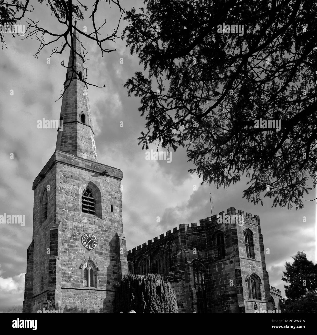 Église anglicane St Mary's Astbury, près de Congleton, avec tour séparée et bâtiment principal à Cheshire, en Angleterre Banque D'Images