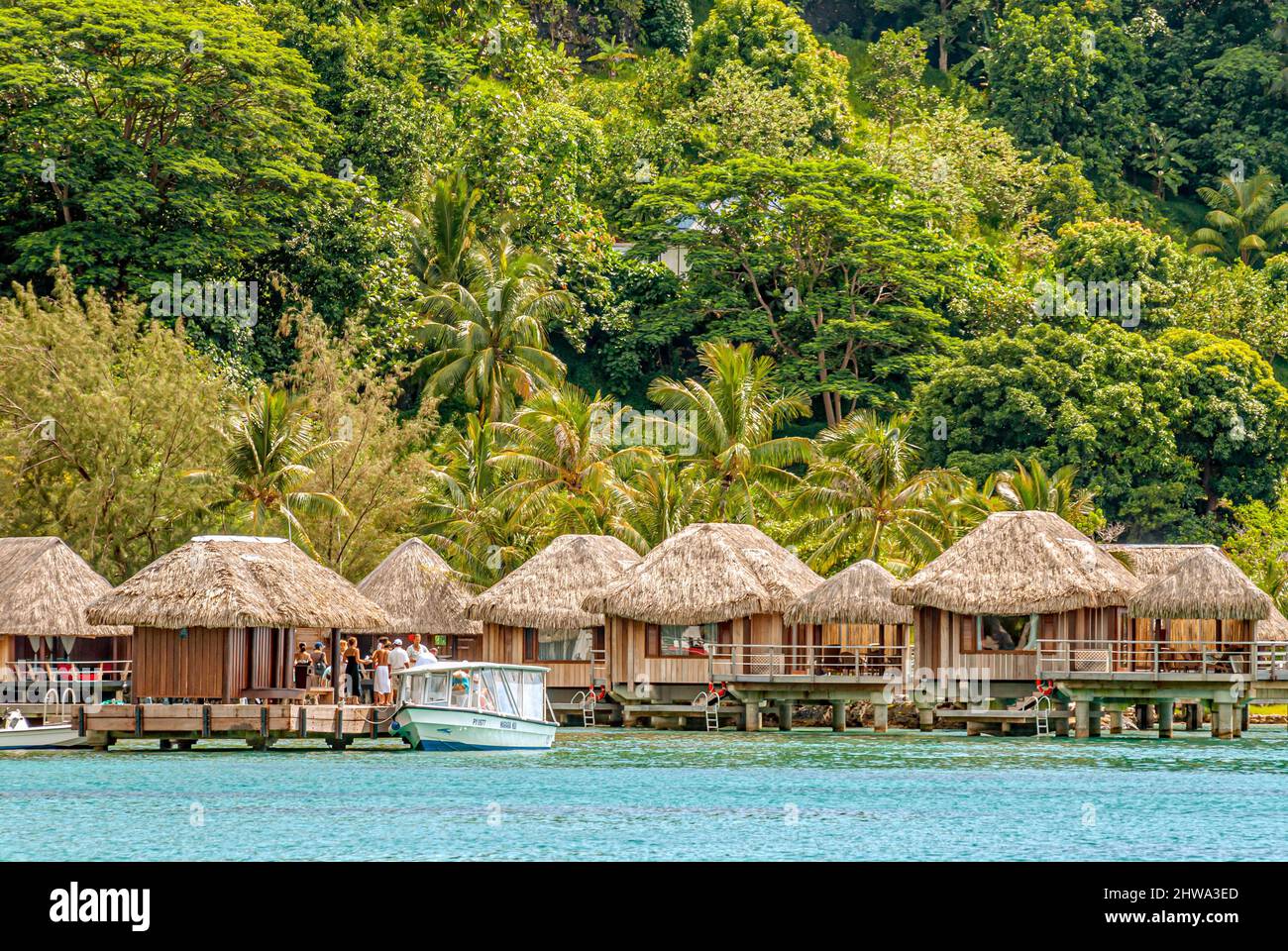 Complexe de luxe situé sur une île au bord d'un lagon, à Bora Bora, Polynésie française Banque D'Images