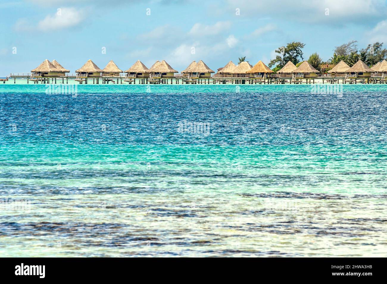 Complexe de luxe situé sur une île au bord d'un lagon, à Bora Bora, Polynésie française Banque D'Images