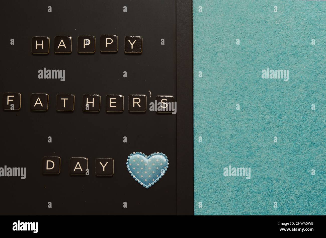 joyeux vœux de père sur un tableau noir décoré de coeur bleu Banque D'Images