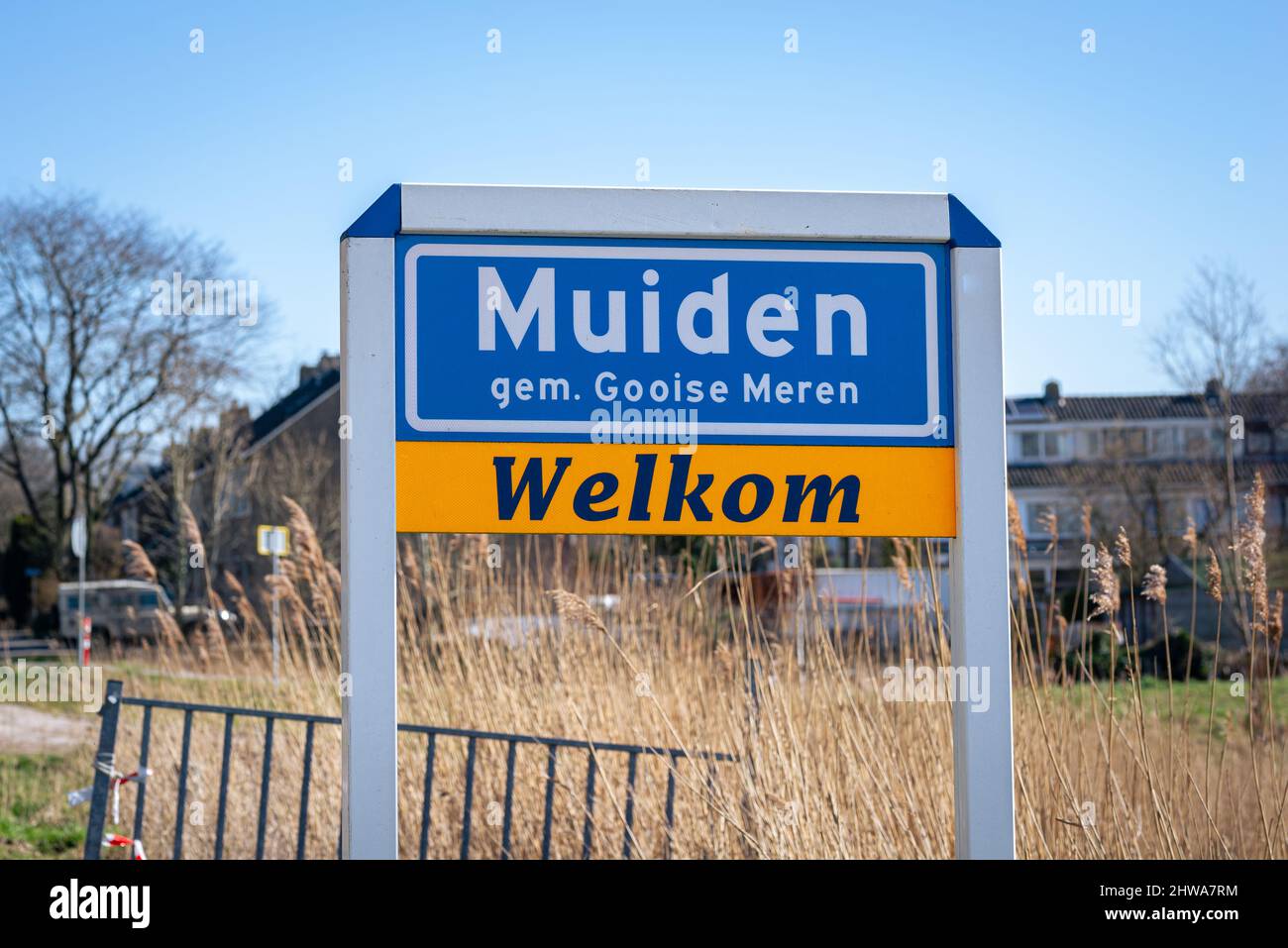 Nom du lieu signe de Muiden, municipalité de Gooise Meren, pays-Bas. Signe ci-dessous dit Bienvenue (néerlandais: Welkom). Banque D'Images
