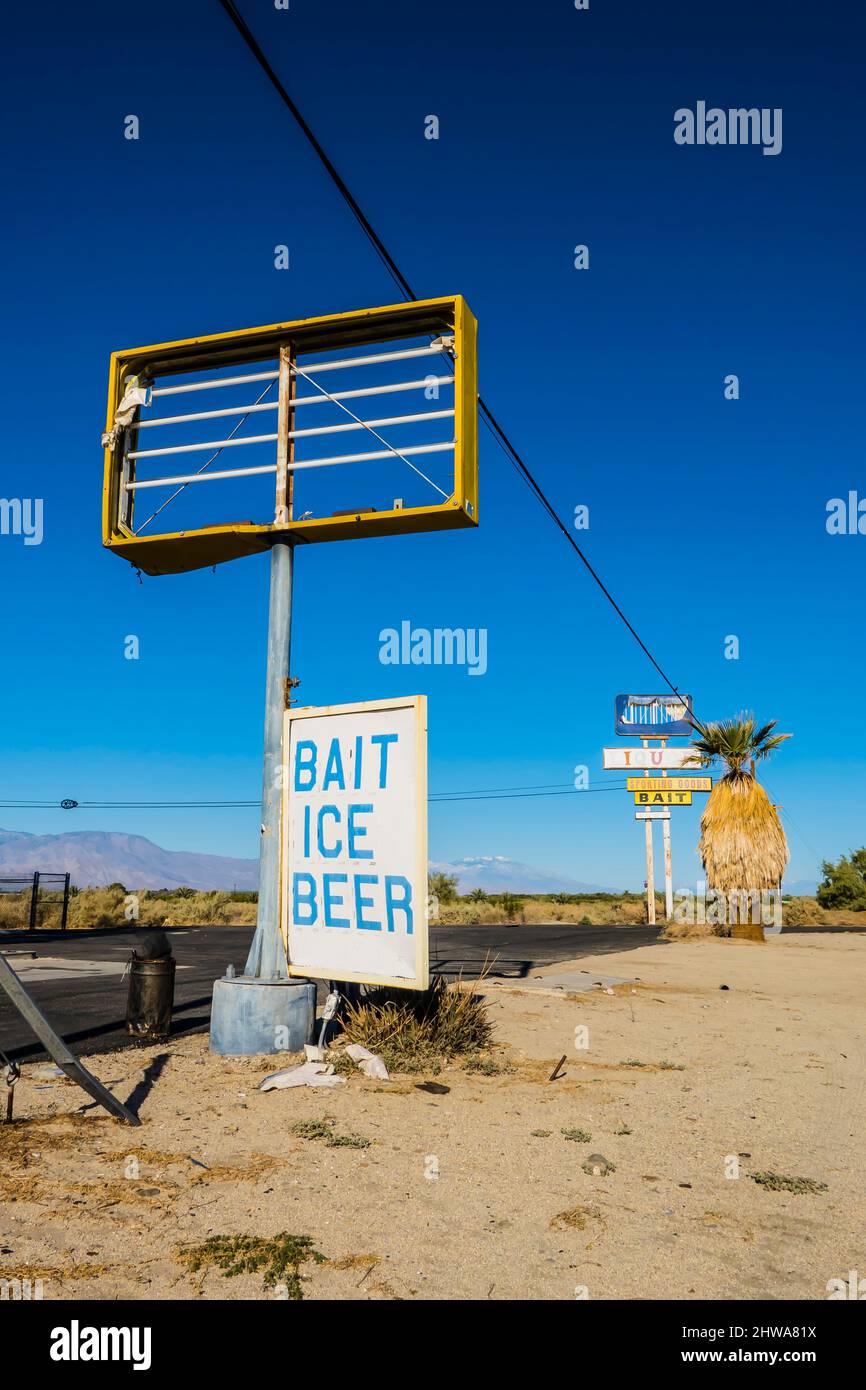 Deux grands panneaux d'affaires en bord de route délabrés avec leur principale signalisation brisée et manquante le long de l'autoroute de Californie 111 par Bombay Beach près de la Salton S. Banque D'Images