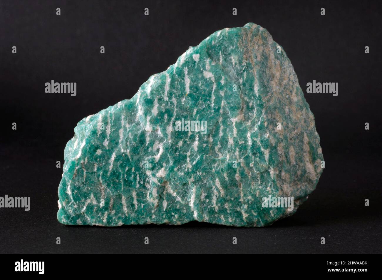Amazonite, pierre de guérison du feldspath, pierre brute Banque D'Images