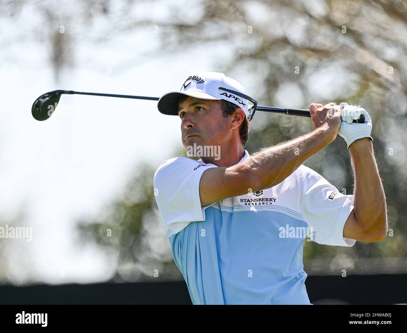 Orlando, Floride, États-Unis. 4th mars 2022. Kevin Kisner, des États-Unis, sur le tee-shirt 10th pendant l'action de golf de la ronde 2nd d'Arnold Palmer Invitational présenté par Mastercard tenu au Arnold Palmer's Bay Hill Club & Lodge à Orlando, FL. Roméo T Guzman/CSM/Alamy Live News Banque D'Images