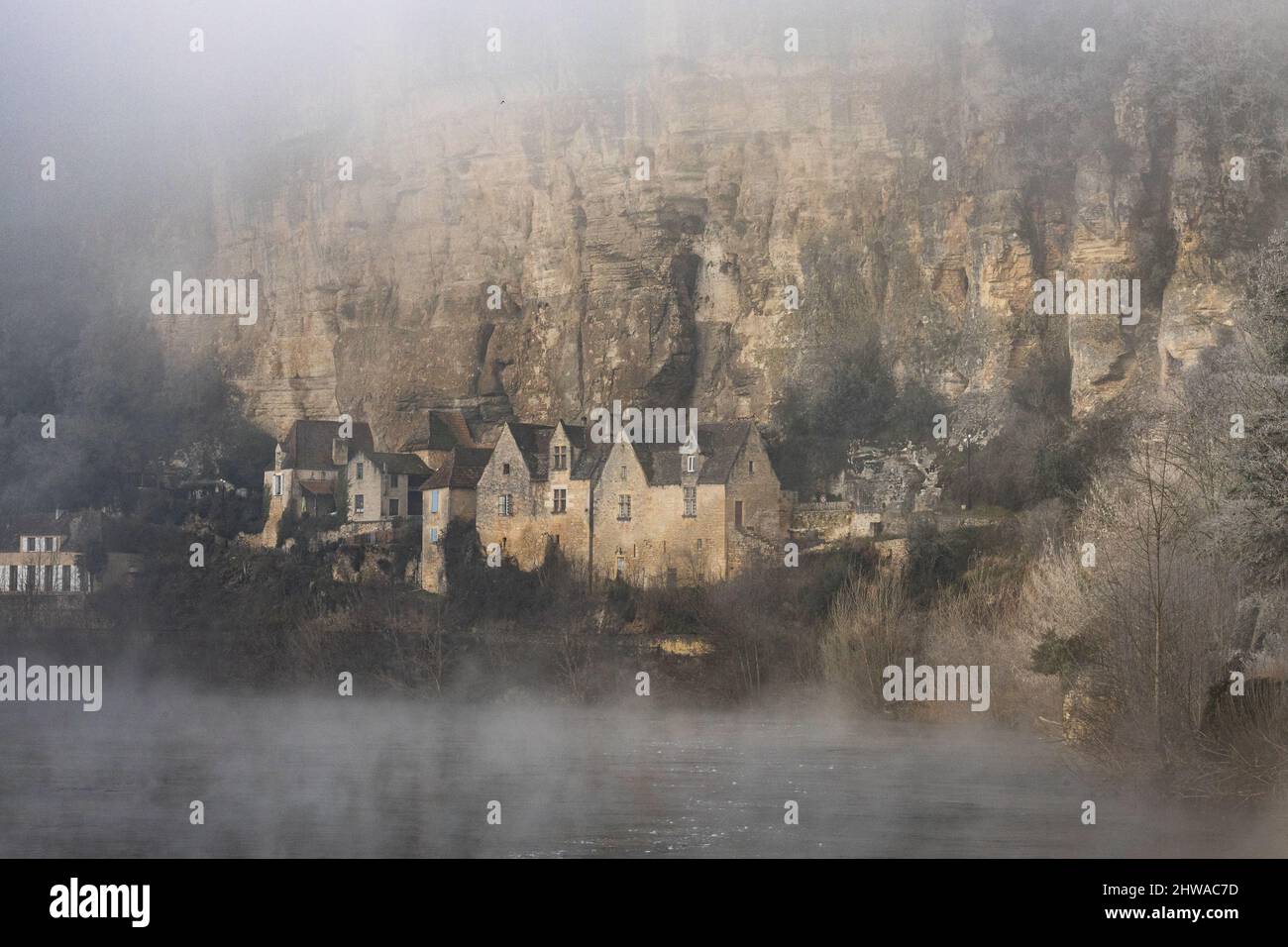 Un matin d'hiver froid, le brouillard qui émanait de la Dordogne créa une atmosphère mystérieuse qui contrastait avec le soleil qui commençait Banque D'Images