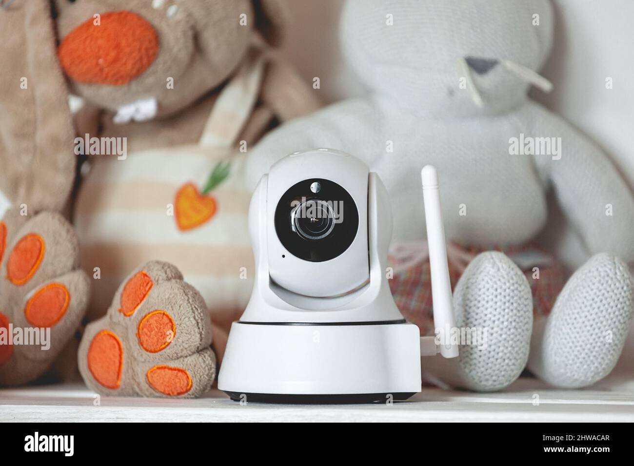 Caméra IP sur l'étagère avec jouets, servant de babyphone Photo Stock -  Alamy