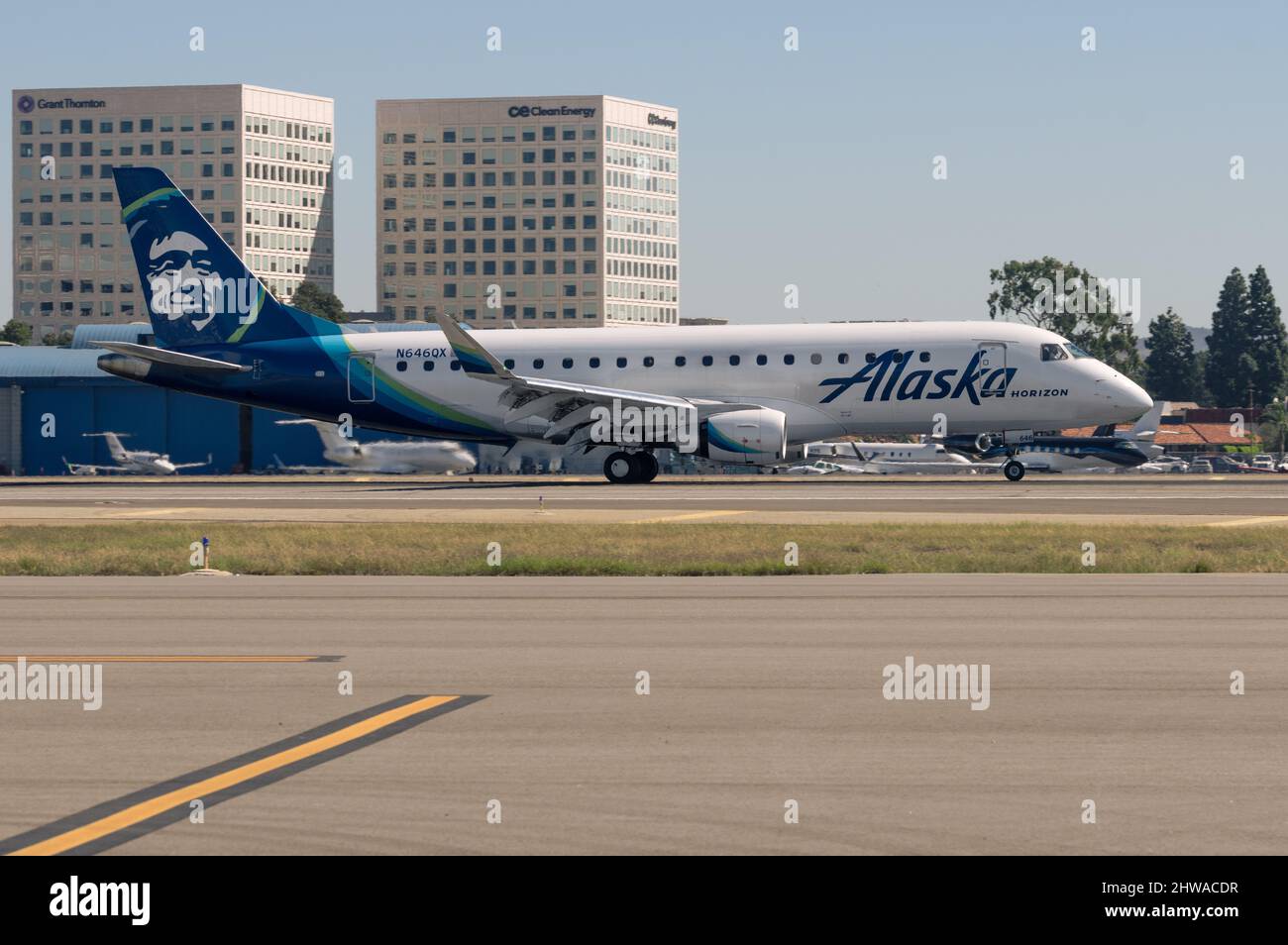 Aéroport John Wayne, Californie : Alaska Horizon Embraer ERJ-175LR immatriculé N646QX a montré la circulation au sol. Banque D'Images