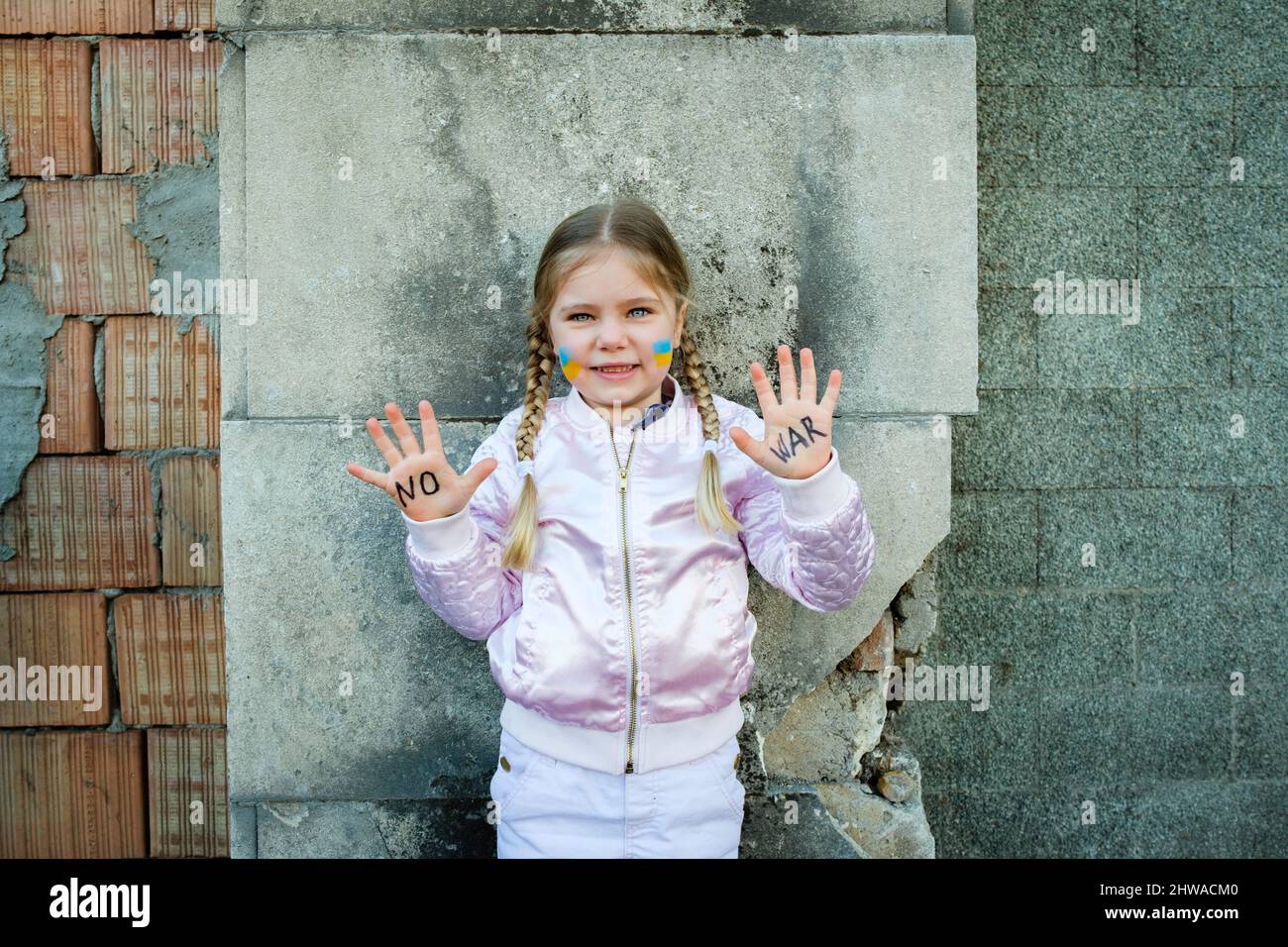 Belle et effrayé inscription d'enfant PAS DE GUERRE sur ses mains. L'invasion de l'Ukraine par la Russie, les enfants contre la guerre Banque D'Images