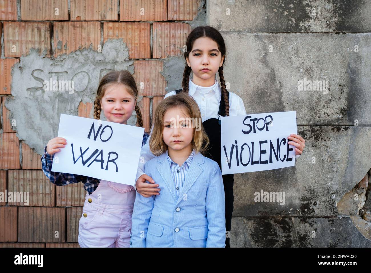 Les enfants portant des affiches avec des écrits CESSENT LA VIOLENCE et AUCUNE GUERRE en faveur de la paix. Concept de "pas de guerre" en Ukraine et dans le monde. Conflit russe Banque D'Images