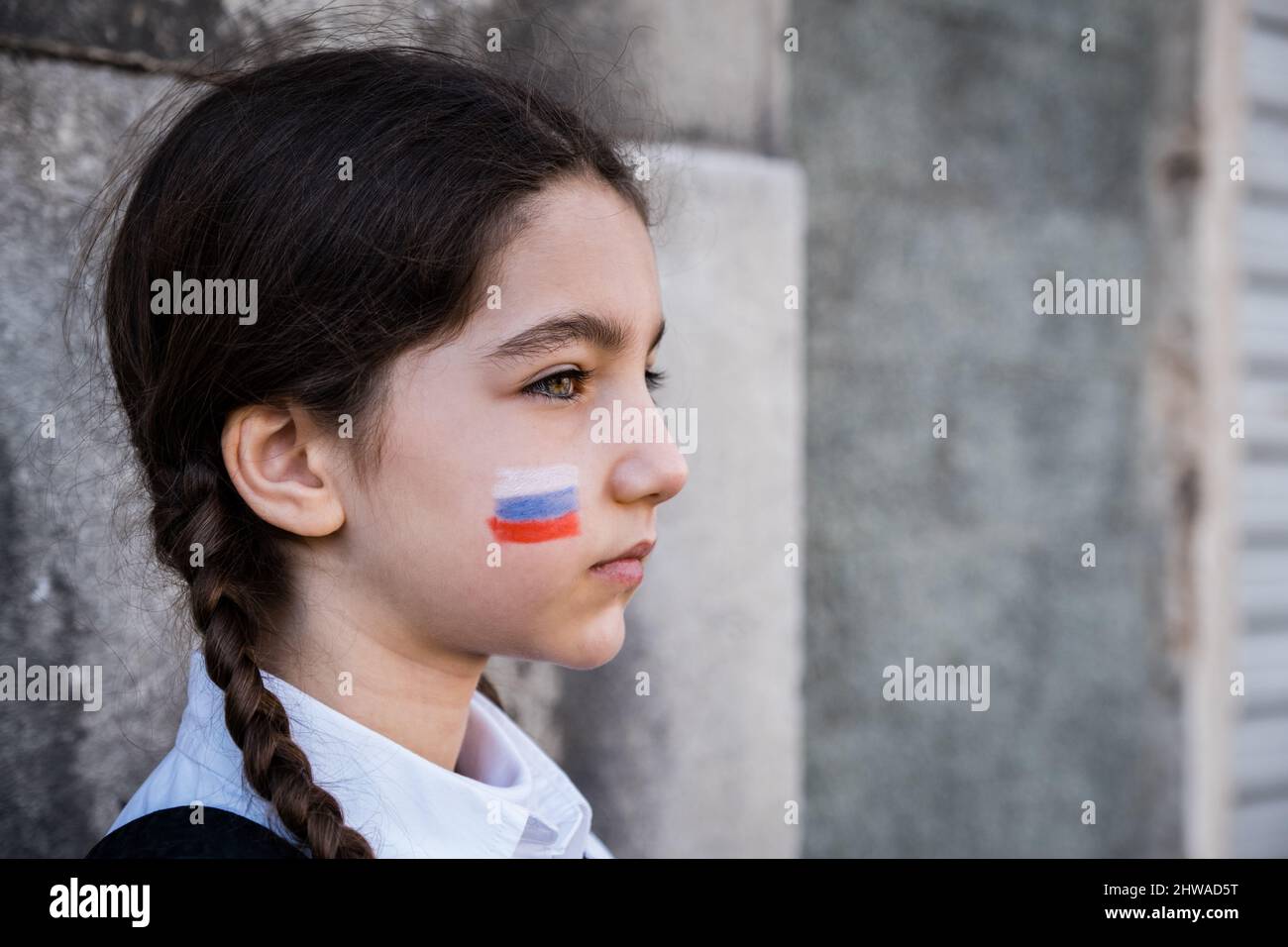 Portrait d'une fille triste avec des couleurs russes sur le visage. Concept de paix et de protection des enfants Banque D'Images