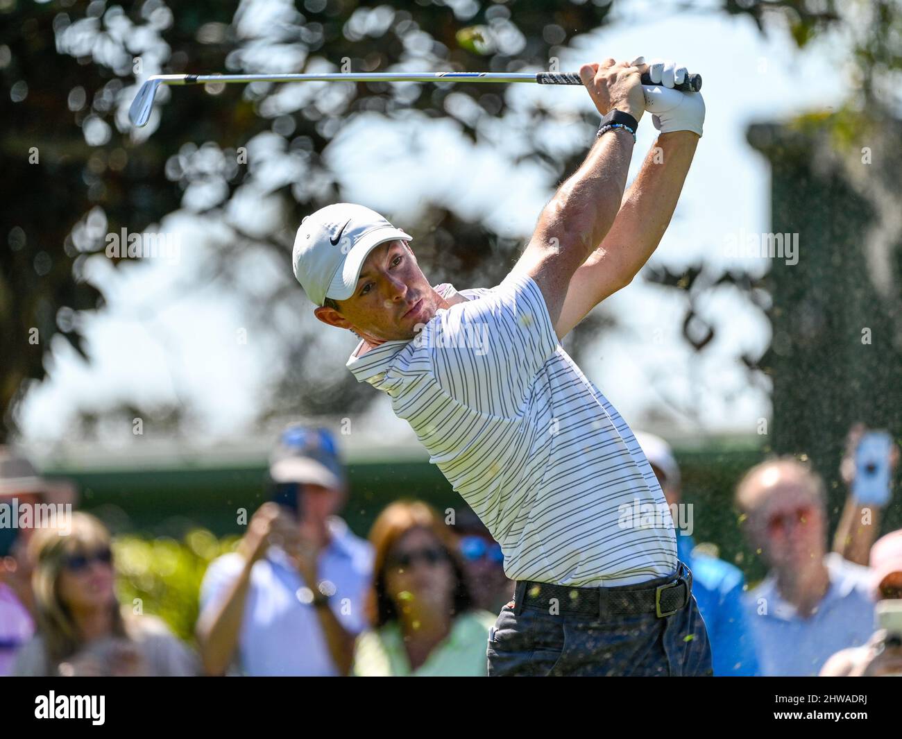 Orlando, Floride, États-Unis. 4th mars 2022. Rory McIlroy de l'Irlande du Nord sur le tee 2nd pendant l'action de golf ronde 2nd de l'Arnold Palmer Invitational présenté par Mastercard tenu au Arnold Palmer's Bay Hill Club & Lodge à Orlando, FL. Roméo T Guzman/CSM/Alamy Live News Banque D'Images