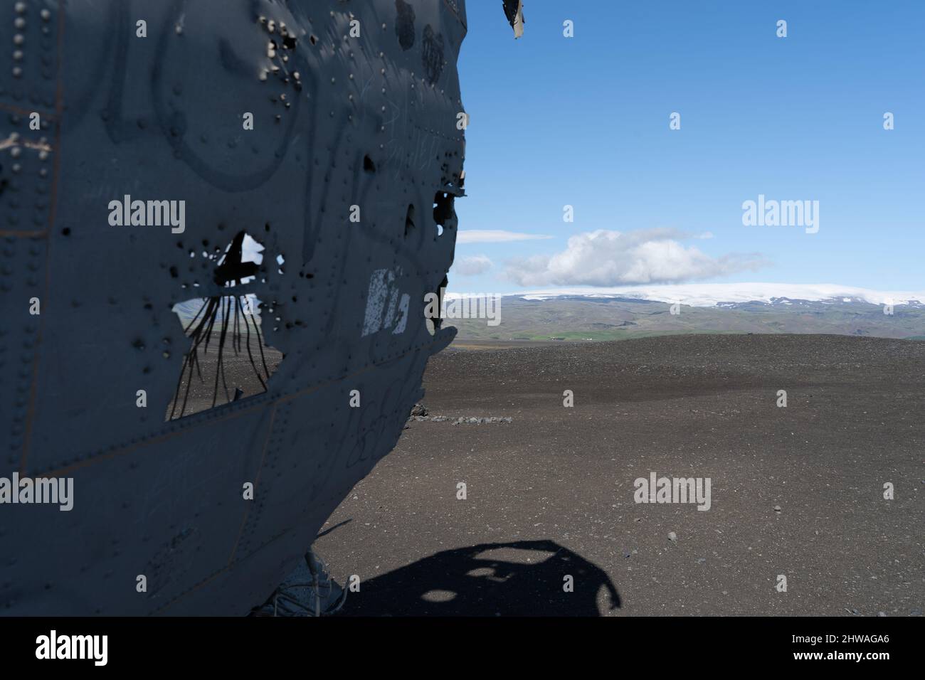 Vue impressionnante de l'épave de l'avion de Sólheimasandur, les restes d'un avion de 1973 U.S. Navy DC qui s'est écrasé sur la plage de sable noir en Islande Banque D'Images