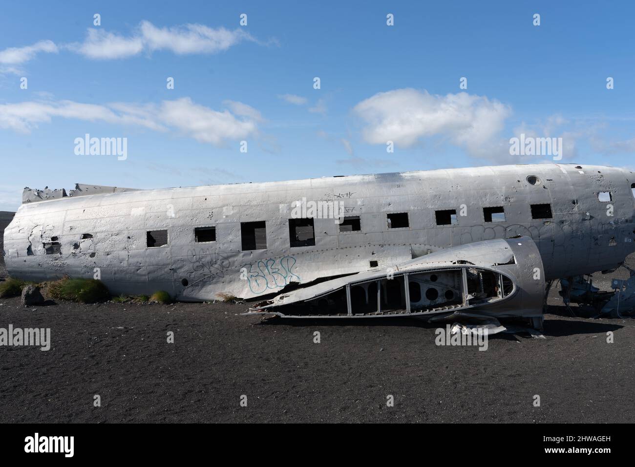 Vue impressionnante de l'épave de l'avion de Sólheimasandur, les restes d'un avion de 1973 U.S. Navy DC qui s'est écrasé sur la plage de sable noir en Islande Banque D'Images