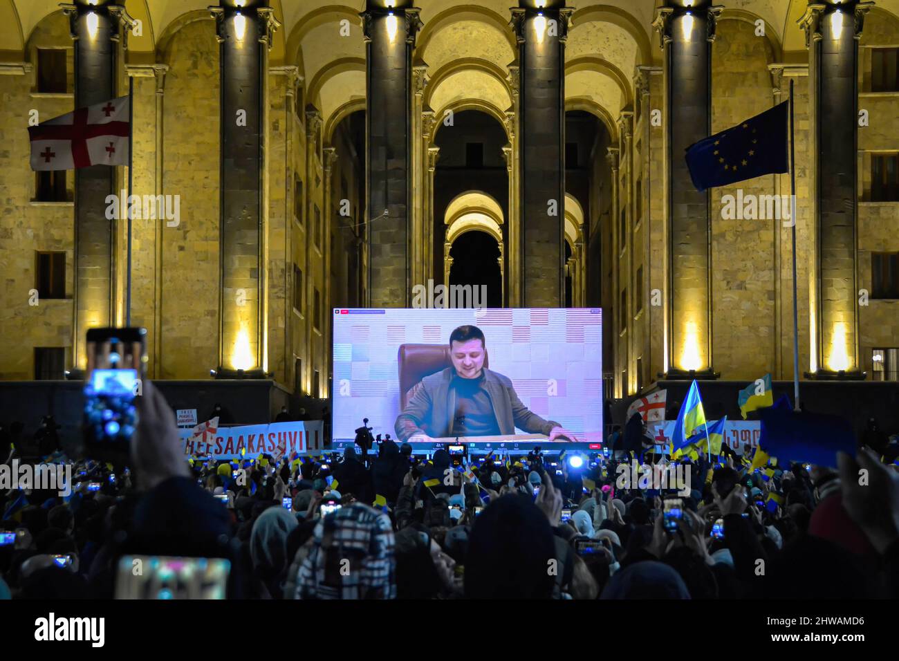 Tbilissi, Géorgie. 04th mars 2022. Volodymyr Zelenskyy, le président ukrainien, s’adresse aux citoyens. Trente mille personnes se sont rassemblées devant le bâtiment du Parlement de Tbilissi pour écouter le discours en direct du président de l'Ukraine où il déclare que « l'Ukraine ne donnera jamais son territoire à la Russie et l'Ukraine se battra contre les Russes pour gagner cette guerre. Vous êtes tous des Ukrainiens aujourd'hui". Crédit : SOPA Images Limited/Alamy Live News Banque D'Images