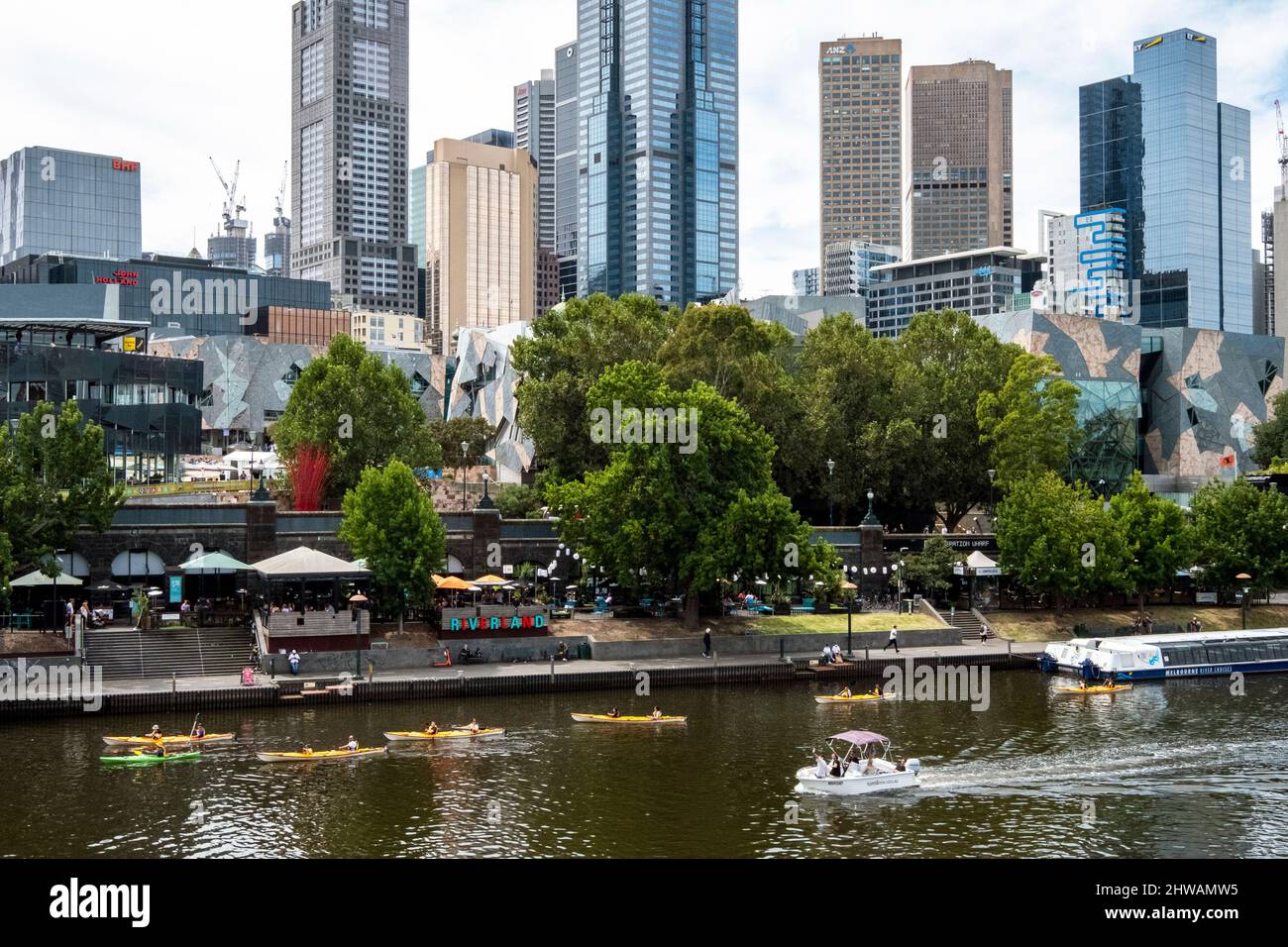 Rivière Yarra en face des gratte-ciel de Melbourne. Melbourne, Victoria, Australie Banque D'Images