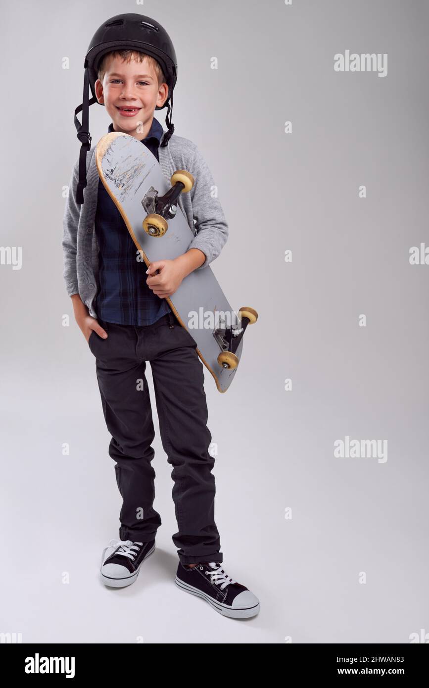 Le skateboard est un mode de vie. Photo en studio d'un jeune skateboarder. Banque D'Images