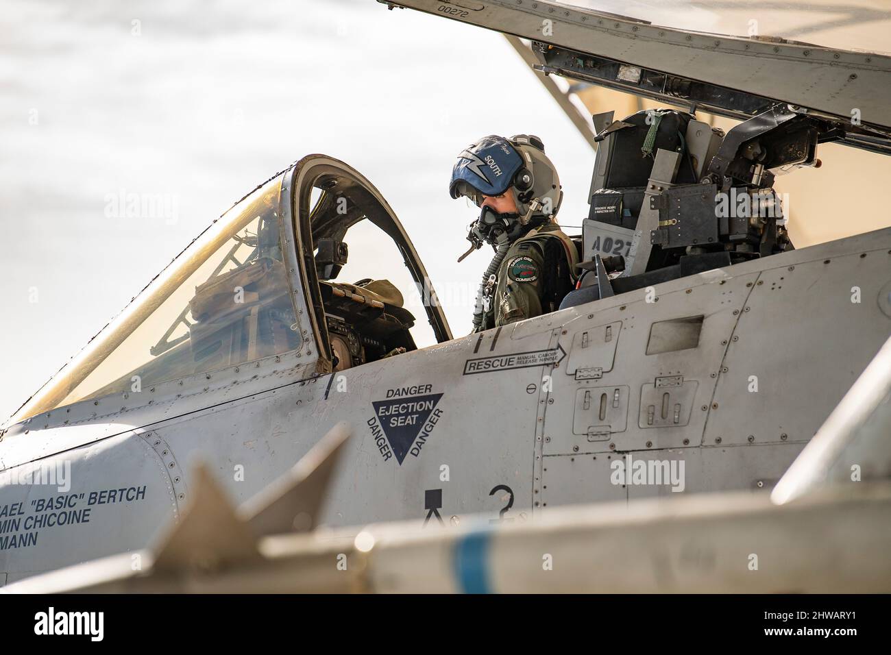 Elizabeth Eastman, capitaine de la US Air Force, pilote Thunderbolt II du 74th Fighter Squadron A-10C, se prépare à partir de la base aérienne Moody, en Géorgie, pendant l'exercice Ready Tiger 22-01, le 1 mars 2022. Le commandement et le contrôle donnent aux commandants l'autorité et la capacité de gérer toutes les forces à leur disposition. (É.-U. Photo de la Force aérienne par Andrea Jenkins.) Banque D'Images