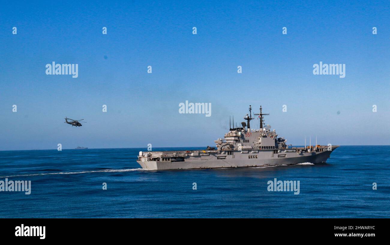 220302-N-SP805-7126 MER DU NORD (MARS 3, 2022) un hélicoptère MH-60R Seahawk, affecté à l'escadron de frappe maritime (HSM) 60, vole autour du porte-avions italien GUISEPPE Garibaldi (C-551) pendant les opérations de vol en pont avec le destroyer à missiles guidés de classe Arleigh Burke USS Forrest Sherman (DDG 98), 3 mars 2022. Forrest Sherman est déployé sur le théâtre d'opérations européen et participe à une série d'activités maritimes à l'appui de la Sixième flotte américaine et des alliés de l'OTAN. (É.-U. Photo de la marine par le lieutenant j.g. Kathleen Barrios) Banque D'Images