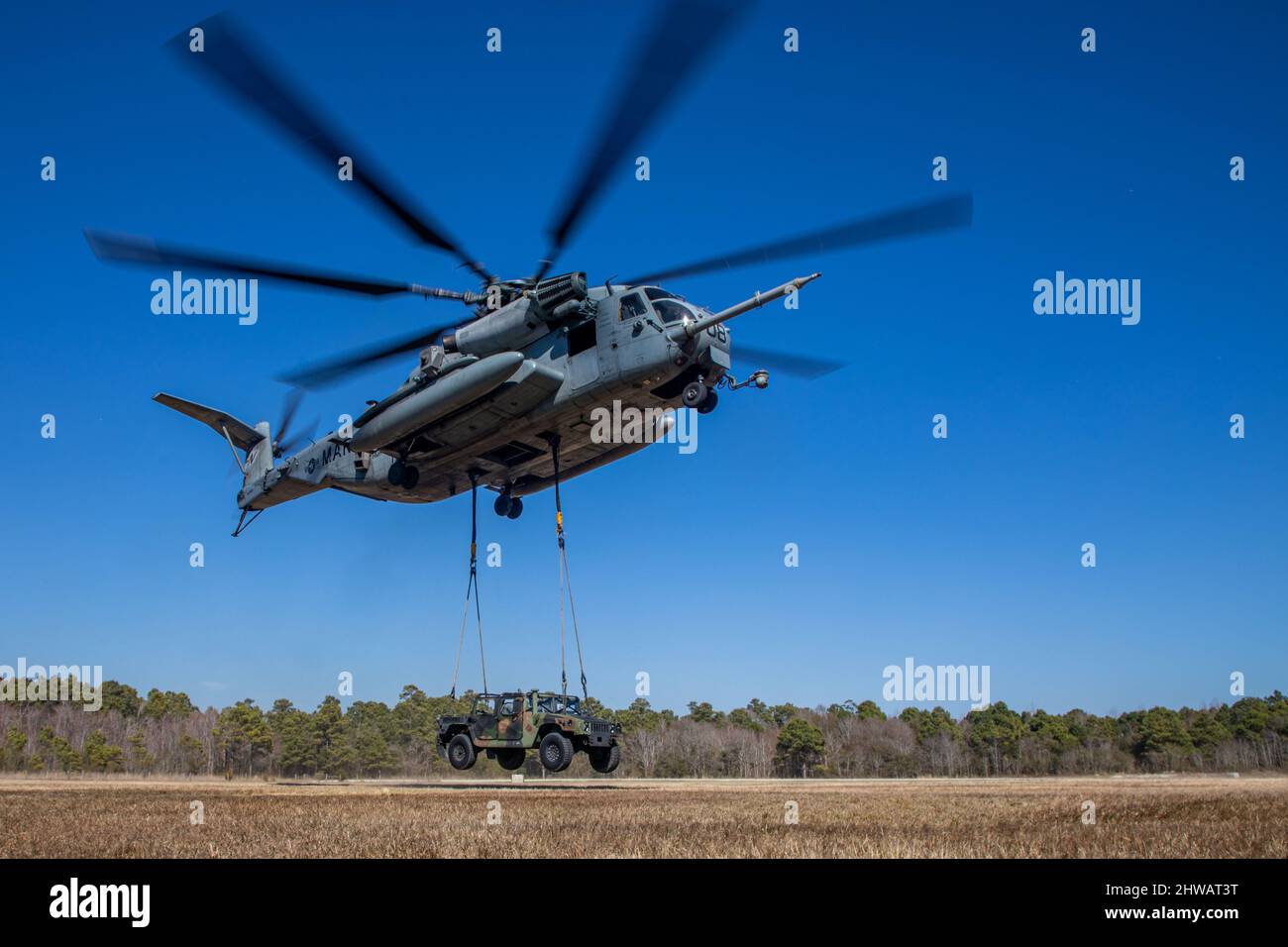 Un avion US Marine corps CH-53E Super Stallion effectue une formation d'équipe de soutien d'hélicoptère (HST) pendant la FEX CLB 24 à Camp Lejeune, Caroline du Nord, le 2 mars 2022. Marines, avec CLB 24 et HMH-464, a exécuté l'opération afin d'accroître la compétence sur le champ de bataille et la préparation au combat. (É.-U. Photo du corps marin par Sgt. Christian M. Garcia) Banque D'Images