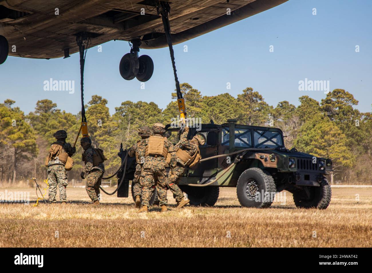 Les Marines des États-Unis avec le bataillon de logistique de combat 24 attachent un Humvee à un CH-53E Super Stallion lors du CLB 24 FEX à Camp Lejeune, Caroline du Nord, 2 mars 2022. Marines, avec CLB 24 et HMH-464, a exécuté l'opération afin d'accroître la compétence sur le champ de bataille et la préparation au combat. (É.-U. Photo du corps marin par Sgt. Christian M. Garcia) Banque D'Images