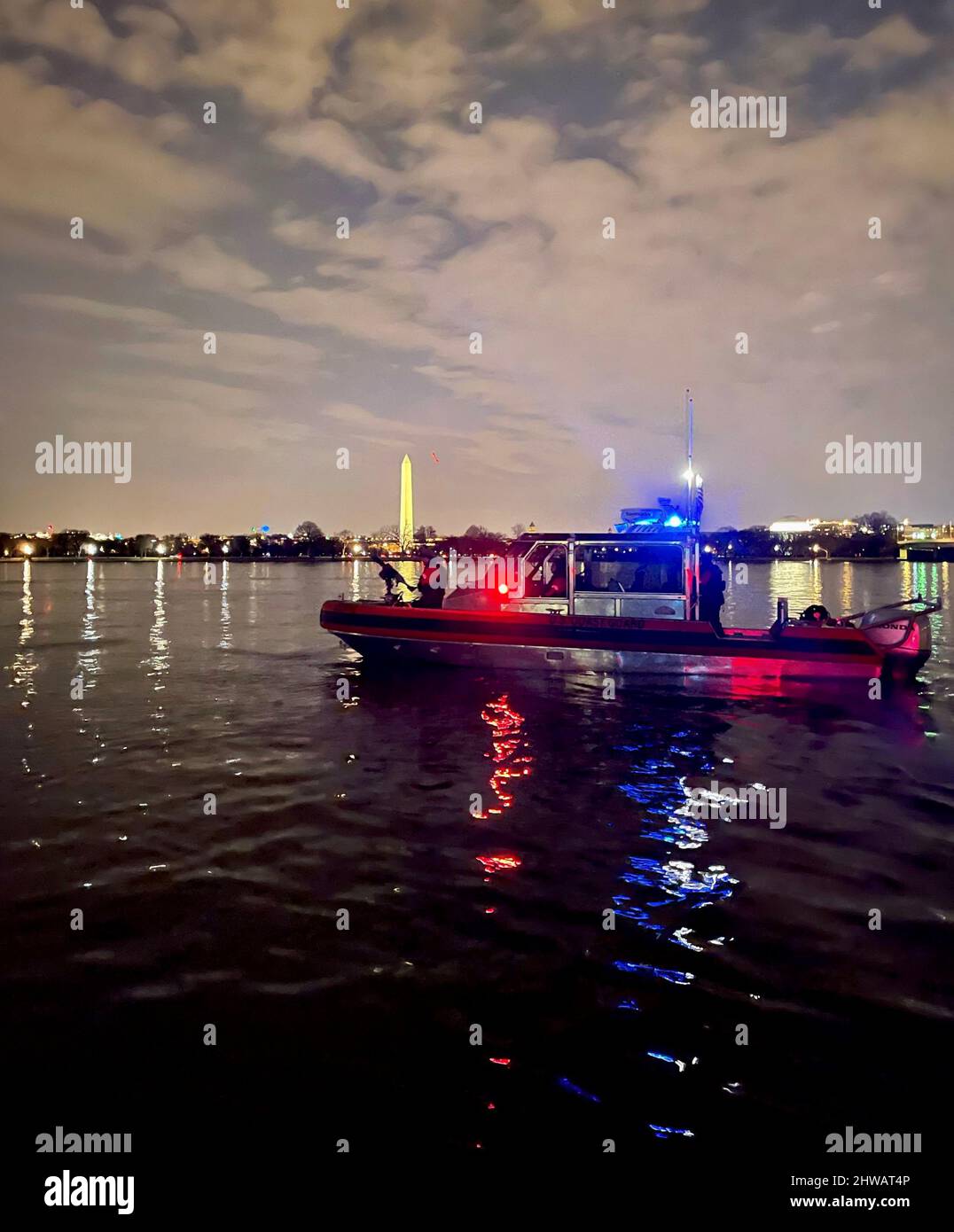Une équipe de sécurité de la Garde côtière américaine effectue des patrouilles à Washington le mardi 1 mars 2022, lors du discours sur l'état de l'Union. La Garde côtière a travaillé en étroite collaboration avec les organismes partenaires d'application de la loi au cours de l'événement afin d'appliquer une zone de sécurité et de détecter et de décourager les activités terroristes dans la région de la capitale nationale. (É.-U. Photo de la Garde côtière par Petty Officer 2nd classe Taylor Staff/Released) Banque D'Images