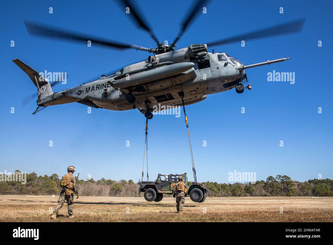 Un avion US Marine corps CH-53E Super Stallion effectue une formation d'équipe de soutien d'hélicoptère (HST) pendant la FEX CLB 24 à Camp Lejeune, Caroline du Nord, le 2 mars 2022. Marines, avec CLB 24 et HMH-464, a exécuté l'opération afin d'accroître la compétence sur le champ de bataille et la préparation au combat. (É.-U. Photo du corps marin par Sgt. Christian M. Garcia) Banque D'Images