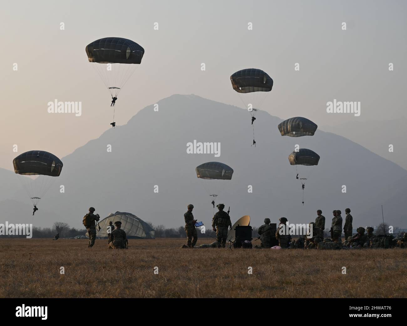 Les parachutistes de l'armée américaine avec le quartier général et la Compagnie du quartier général, 173rd Brigade aéroportée établissent des communications après avoir effectué une opération aérienne dans la zone de Juliet Drop à Pordenone, en Italie, le 3 mars 2022. La Brigade aéroportée de 173rd est la Force d'intervention en cas d'urgence de l'armée américaine en Europe, fournissant des forces rapidement déployables aux États-Unis les domaines de responsabilité de l'Europe, de l'Afrique et du Commandement central. Déployée en Italie et en Allemagne, la brigade s'entraîne régulièrement aux côtés des alliés et partenaires de l'OTAN pour établir des partenariats et renforcer l'alliance. (É.-U. Photo de l'armée par C Banque D'Images