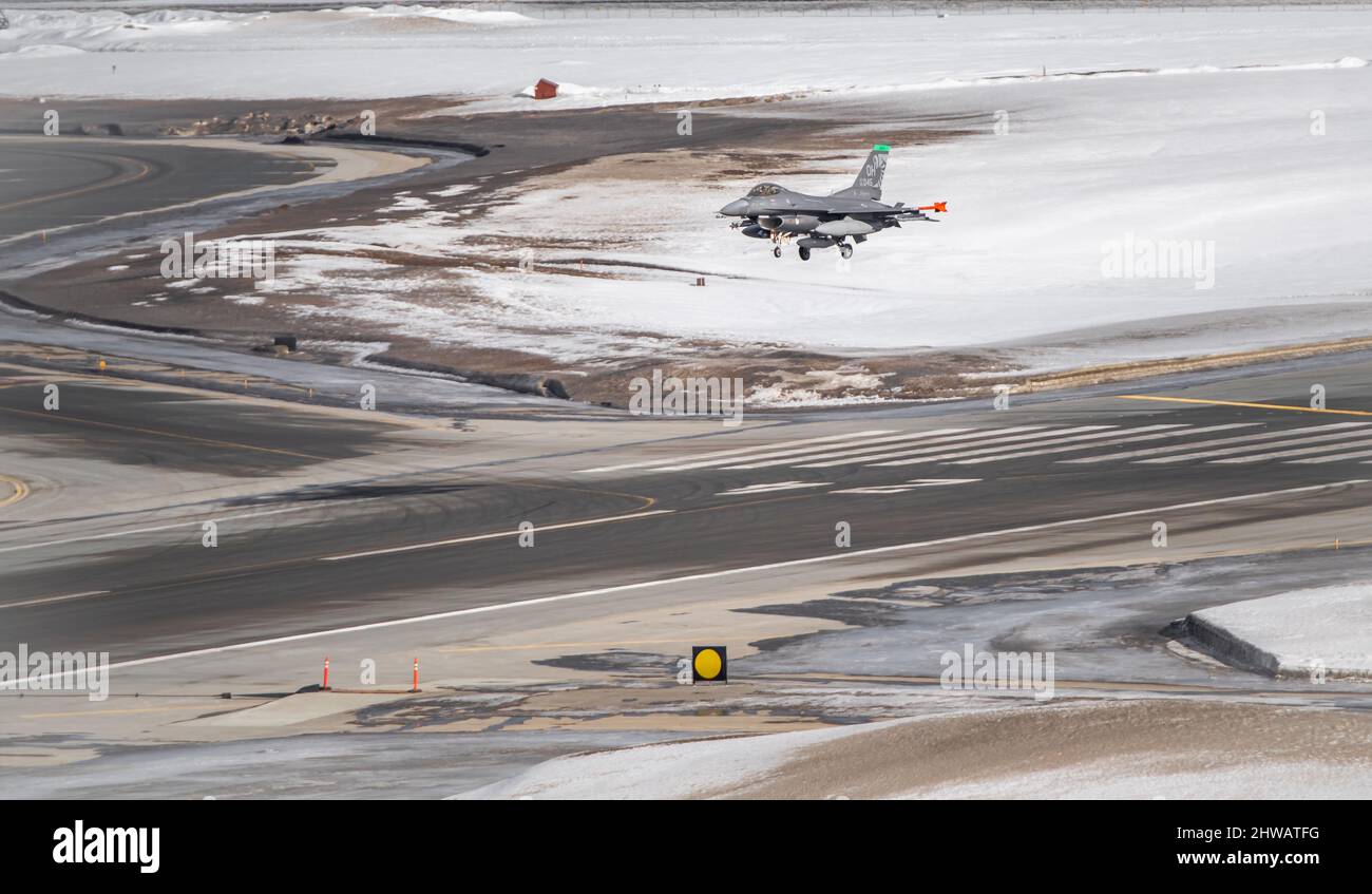 Un faucon de combat F-16 de la Force aérienne des États-Unis, affecté à la 180th Escadre Fighter, arrive à la base interarmées Elmendorf-Richardson, en Alaska, pendant l'exercice du Commandement du Nord des États-Unis ARCTIC EDGE 2022, le 3 mars 2022. AE22 est un exercice biennal de défense de la patrie pour fournir une formation conjointe de haute qualité et efficace dans des conditions austères de temps froid. De plus, AE22 est le plus important exercice conjoint en Alaska, avec environ 1 000 militaires américains formant aux côtés des membres des Forces armées canadiennes. (É.-U. Photo de la Force aérienne par le sergent d'état-major. Trevor T. McBride) Banque D'Images