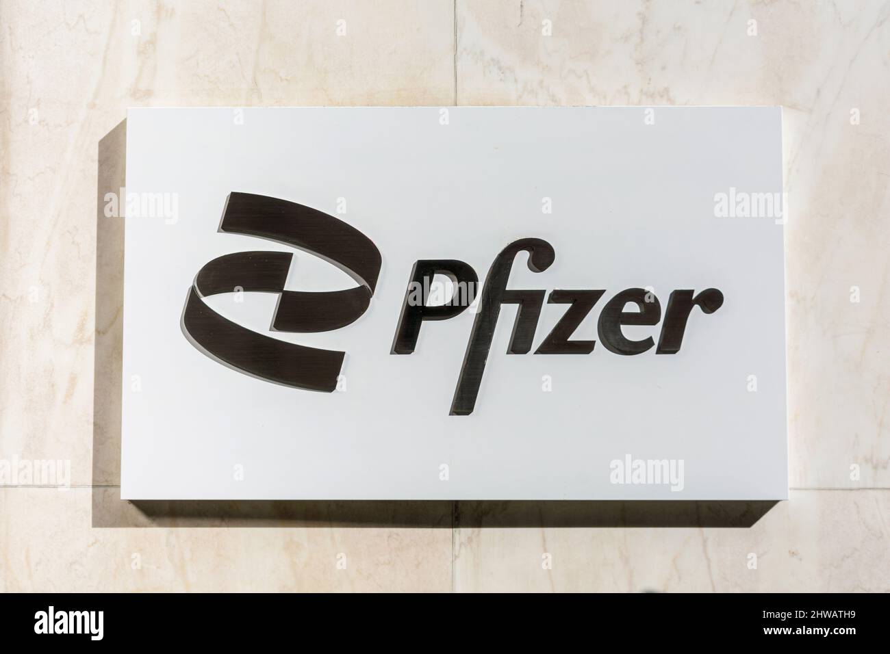 Signe Pfizer, logo sur la façade de la société pharmaceutique et biotechnologique dont le siège social est situé au 42nd Street à Manhattan. - New York, États-Unis, 2022 Banque D'Images