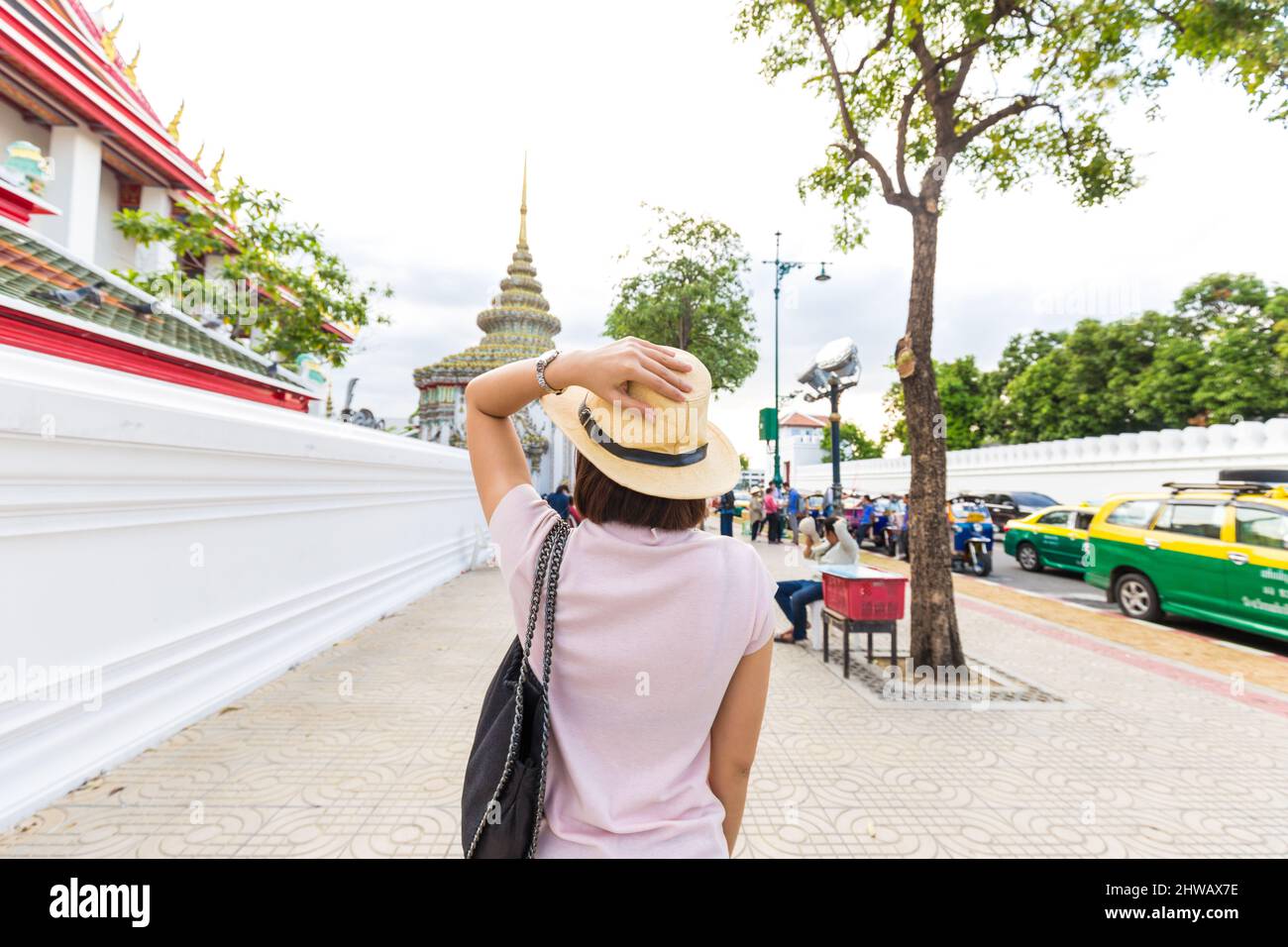 Les femmes touristiques asiatiques avec chapeau de protection solaire  Voyage à Wat Pho Temple, Bangkok Thaïlande Photo Stock - Alamy