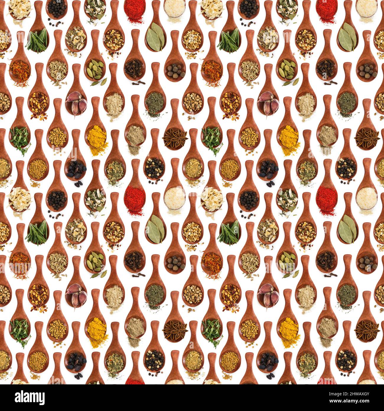 Motif sans couture avec différentes assaisonnements et épices dans des cuillères en bois isolées sur fond blanc. Vue de dessus. Banque D'Images