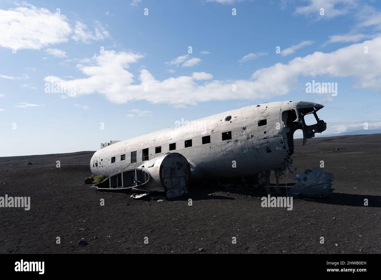 Vue impressionnante de l'épave de l'avion de Sólheimasandur, les restes d'un avion de 1973 U.S. Navy DC qui s'est écrasé sur la plage de sable noir en Islande Banque D'Images