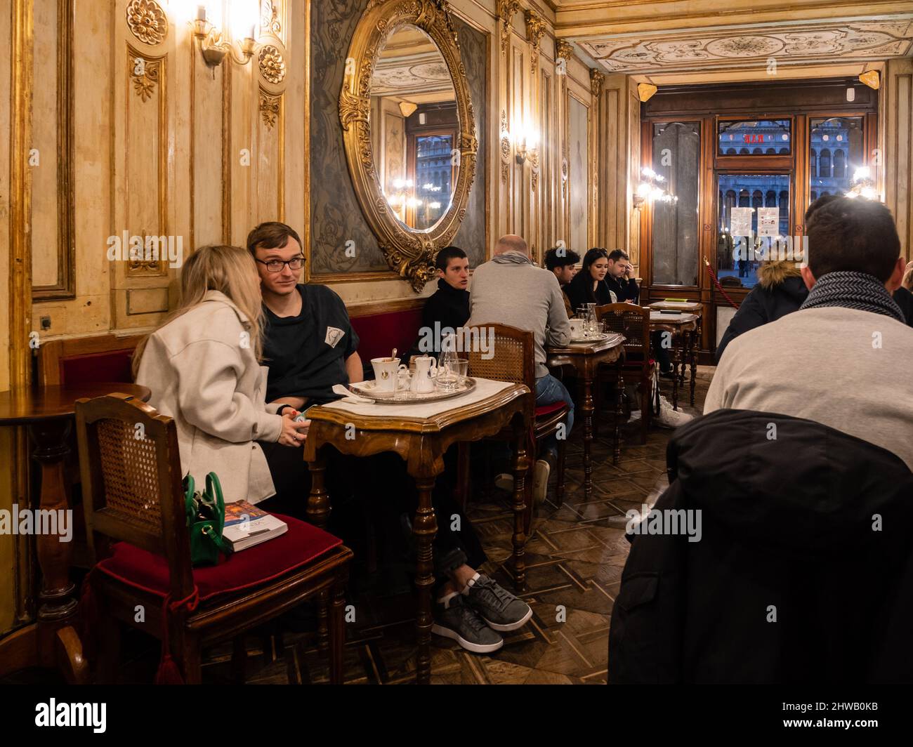 Venise, Italie - 6 2022 janvier : café Caffe Florian, intérieur de la salle des miroirs ou de la salle des saisons avec invités. Banque D'Images