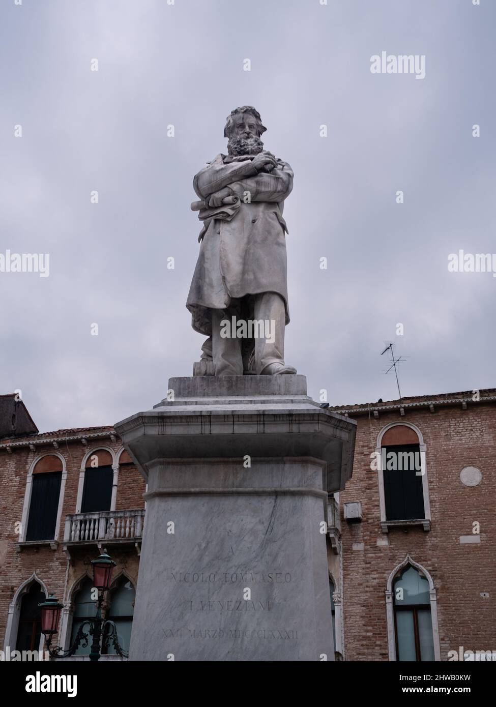 Nicolo Tommaseo Statue sur Campo San Stefano à Venise, Italie, faite par Francesco Barzaghi en 1882 avec l'inscription 'à Nicolo Tommaseo de la Venetia Banque D'Images