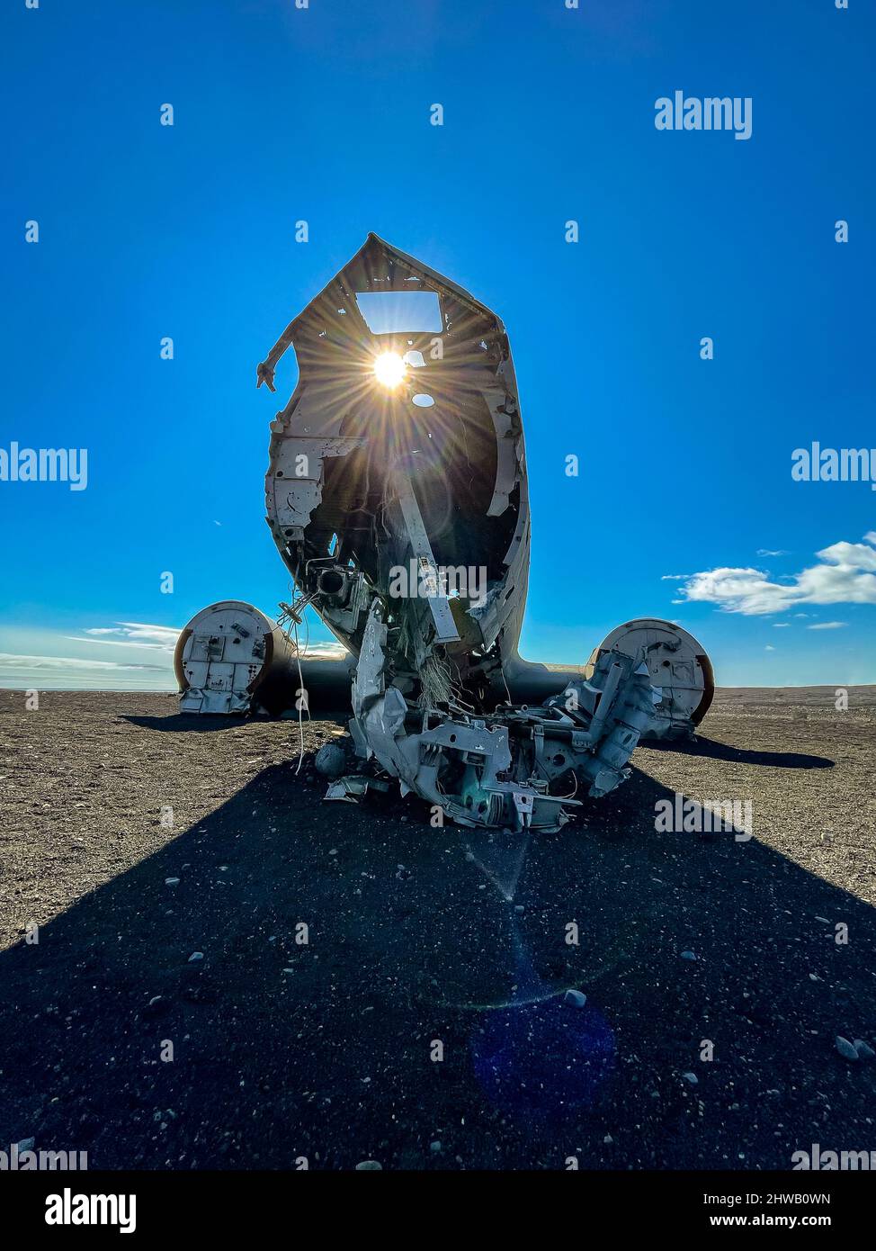 Vue impressionnante de l'épave de l'avion de Sólheimasandur, les restes d'un avion de 1973 U.S. Navy DC qui s'est écrasé sur la plage de sable noir en Islande Banque D'Images