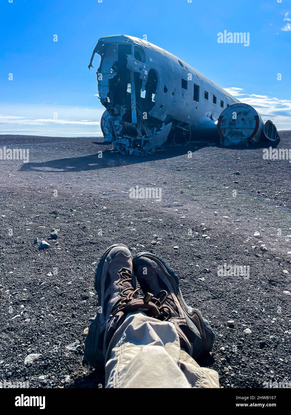 Vue impressionnante de l'épave de l'avion de Sólheimasandur, les restes d'un avion de 1973 U.S. Navy DC qui s'est écrasé sur la plage de sable noir en Islande Banque D'Images