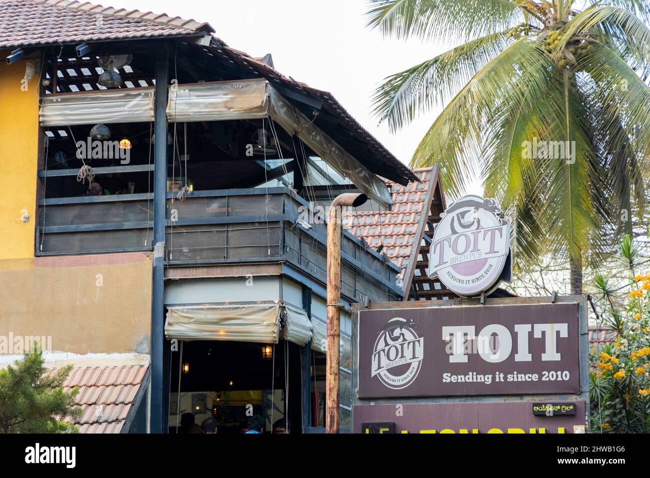 Vue extérieure de Tait Brewpub avec la plaque signalétique devant Indiranagar, Bangalore, Karnataka, Inde Banque D'Images