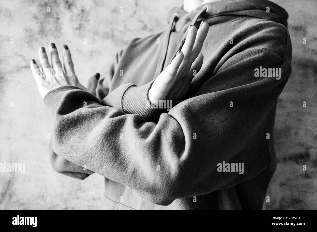 une jeune femme aux bras croisés à la poitrine démontre briser le symbole de la partialité de la journée internationale des femmes 8 mars concept de féminisme, égalité des sexes Banque D'Images
