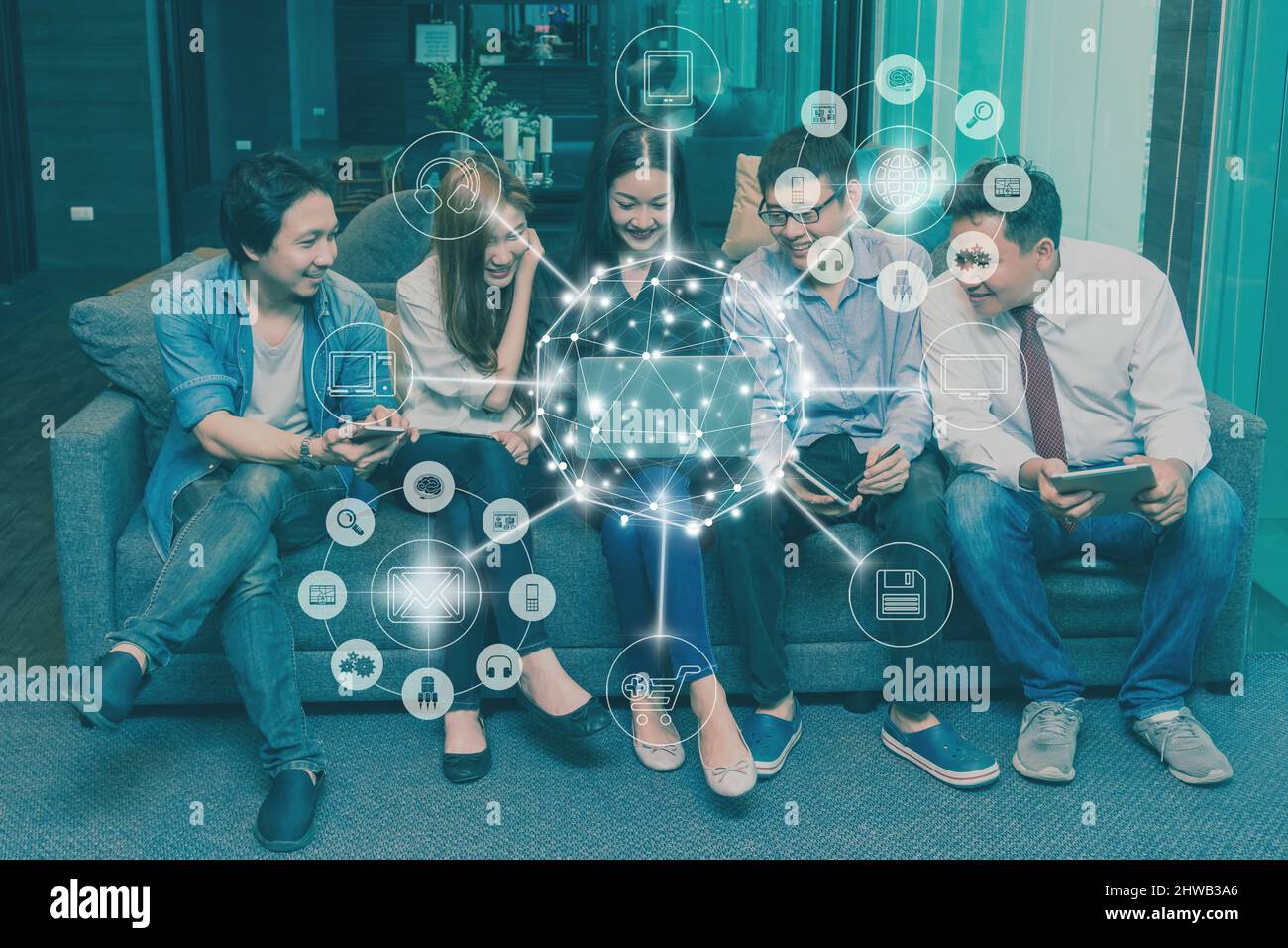 Groupe d'hommes d'affaires asiatiques avec combinaison décontractée utilisant la technologie mobile, tablette, ordinateur portable et ordinateur pour le travail ou le réseau social et omni channe Banque D'Images