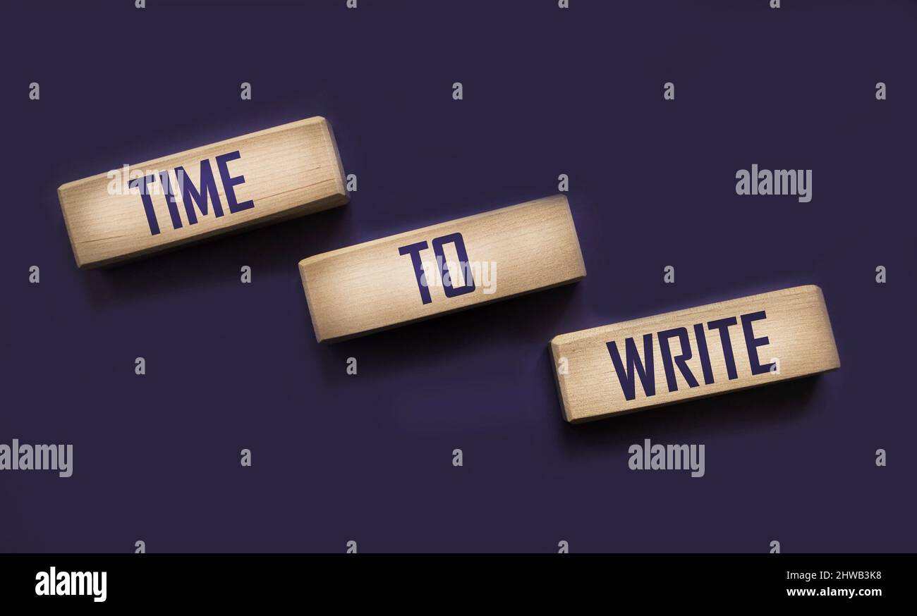 Temps de texte pour écrire des blocs en bois écrits sur fond violet. Concept d'entreprise Banque D'Images