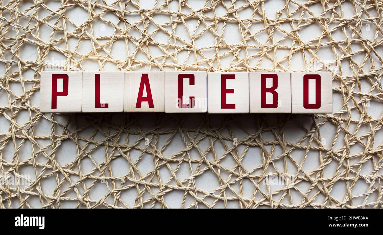 PLACEBO, l'inscription sur des cubes en bois sur un fond ajouré Banque D'Images